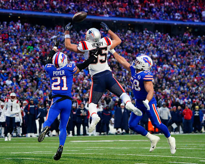 New England Patriots tight end Hunter Henry (85) attempts to make a catch as Buffalo Bills safety Jordan Poyer defends him from behind